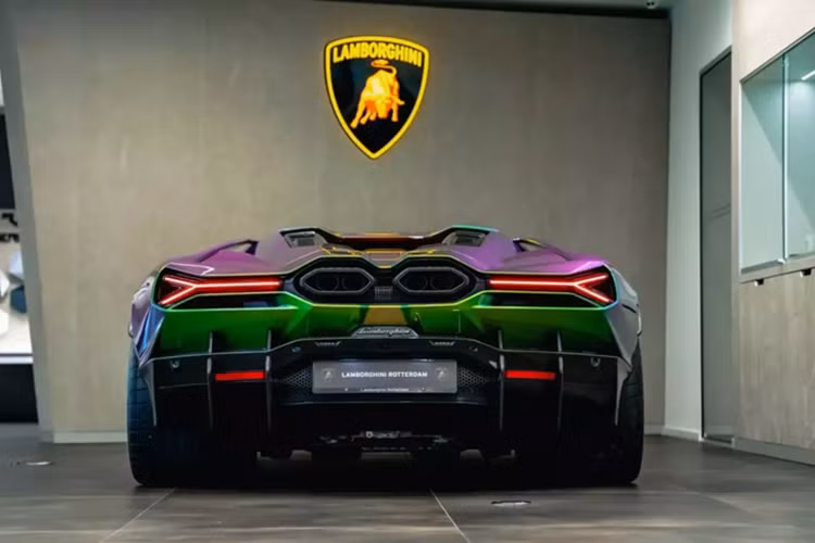 Lamborghini Revuelto màu sơn đặc biệt, có thể lên đến 2 tỷ đồng - Hình 7 Lamborghini Revuelto mau son dac biet, co the len den 2 ty dong-Hinh-7