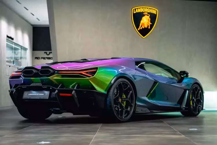 Lamborghini Revuelto màu sơn đặc biệt, có thể lên đến 2 tỷ đồng - Hình 6 Lamborghini Revuelto mau son dac biet, co the len den 2 ty dong-Hinh-6