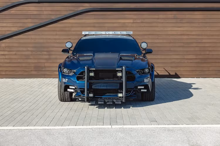 Chiếc xe cảnh sát Ford Mustang đóng vai Barricade thuộc Decepticon (phe đối lập của Autobots - nhóm siêu anh hùng) được chế tạo đặc biệt, sở hữu bộ body kit mạnh mẽ đồ họa phong cách cảnh sát và dòng chữ “Keep Calm and Hail Megatron” khắc trên thân xe, thay thế cho khẩu hiệu trước đây của nhân vật phản diện “To Punish and Enslave”.