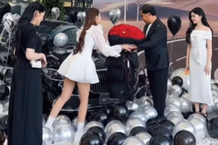 Mercedes-Benz Maybach gần 9 tỷ đọ dáng Lọ Lem con gái Quyền Linh - Hình 4 Mercedes-Benz Maybach gan 9 ty do dang Lo Lem con gai Quyen Linh-Hinh-4