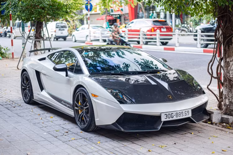 "Siêu bò" Lamborghini Gallardo độc nhất Việt Nam của đại gia Hà Nội - Hình 6 Nhờ đó, siêu xe này có thể tăng tốc từ 0 lên 100 km/h trong 3,4 giây và đạt tốc độ tối đa 325 km/h. Chủ nhân của chiếc xe cũng đã mạnh tay độ thêm lọc gió BMC và ống xả Akaprovic để xe chạy "bốc" hơn.