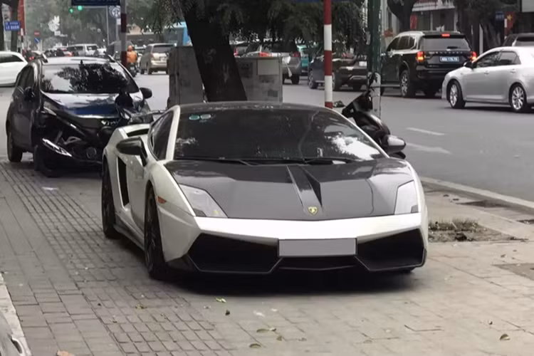 "Siêu bò" Lamborghini Gallardo độc nhất Việt Nam của đại gia Hà Nội Lamborghini Gallardo LP570-4 Superleggera tại Hà Nội này là 1 dòng siêu xe hiệu suất cao và gần 20 năm trước đã làm mưa làm gió trên thị trường và các cuộc đua, khá thú vị là có 1 đại gia Việt đã nhập Gallardo Superleggera về nước từ năm 2012, đến nay xe chỉ mới qua vài chủ và người hiện tại sở hữu xe cũng đã gần 10 năm.