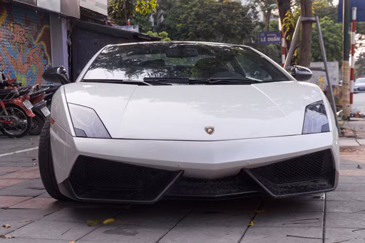 "Siêu bò" Lamborghini Gallardo độc nhất Việt Nam của đại gia Hà Nội - Hình 3 Điểm thay đổi của chiếc siêu xe Lamborghini Gallardo LP570-4 Superleggera tại Hà Nội trong nhiều năm qua là được thay các bộ áo khác nhau bằng phương pháp dán đề-can, trước khi được chủ nhân cho về màu sơn "zin" là trắng, và thay đổi tý là nắp capô thay bằng loại carbon đắt tiền.