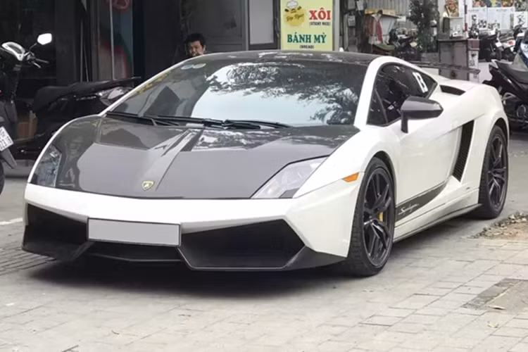"Siêu bò" Lamborghini Gallardo độc nhất Việt Nam của đại gia Hà Nội - Hình 2 Là người khá kín tiếng trên mạng xã hội, nhưng với giới mê xe, không ai là không biết đến chủ nhân của chiếc xe Lamborghini Gallardo Superleggera độc nhất Việt Nam có thói quen sưu tập xe nhiều hơn là bán đi để mua các mẫu xe mới trải nghiệm.
