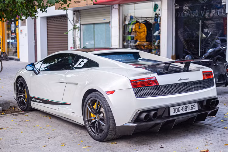 "Siêu bò" Lamborghini Gallardo độc nhất Việt Nam của đại gia Hà Nội - Hình 7 Kế nhiệm Lamborghini Gallardo Superleggera chính là Huracan Performante cũng đã làm mưa làm gió và bị "khai tử" thay thế bằng Temerario, một mẫu xe thiết kế mới và động cơ mới. Tại Mỹ, giá bán Lamborghini Gallardo LP 570-4 Superleggera lúc mới ra mắt rơi vào khoảng 270.000 Đô la.