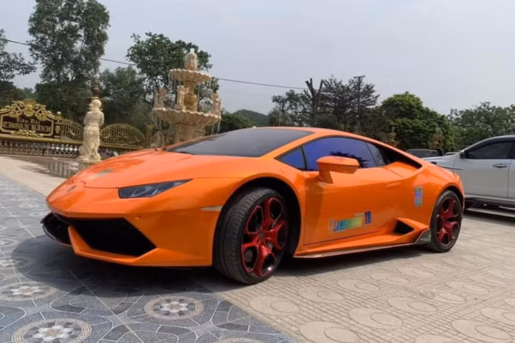 "Đại gia đồng nát" xứ Nghệ bán Lamboghini Huracan lỗ nhiều tỷ đồng Thông tin ông Nguyễn Vĩnh Thoan hay còn gọi với cái tên đại gia đồng nát Nghệ An tậu Lamboghini Huracan LP610-4 có giá trị cả chục tỷ đồng vào tháng 4 năm ngoái, sau khi xây biệt thự hơn 100 tỷ đồng đã khiến cộng đồng mạng được một phen xôn xao.