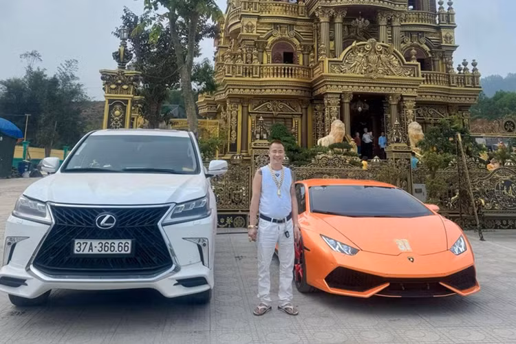 "Đại gia đồng nát" xứ Nghệ bán Lamboghini Huracan lỗ nhiều tỷ đồng - Hình 2 Được biết vào thời điểm ông Thoan mới mua Lamboghini Huracan LP610-4, xe đã chạy được khoảng 4.000km. Đến nay, chiếc Lamboghini Huracan LP610-4 của đại gia đồng nát Nghệ An bất ngờ quay trở về showroom ở Hà Nội để tìm khách hàng mới.