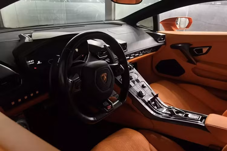 "Đại gia đồng nát" xứ Nghệ bán Lamboghini Huracan lỗ nhiều tỷ đồng - Hình 9 “Trái tim” của chiếc Lamborghini Huracan LP610-4 này là khối động cơ V10 hút khí tự nhiên, dung tích 5.2 lít. Cỗ máy này sản sinh công suất 610 mã lực tại vòng tua máy 8.250 vòng/phút và mô-men xoắn cực đại 560 Nm tại vòng tua máy 6.500 vòng/phút.
