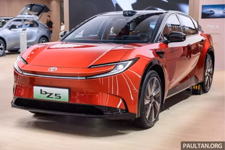 Can canh Toyota bZ5 tu 455 trieu dong, tam hoat dong 630 km