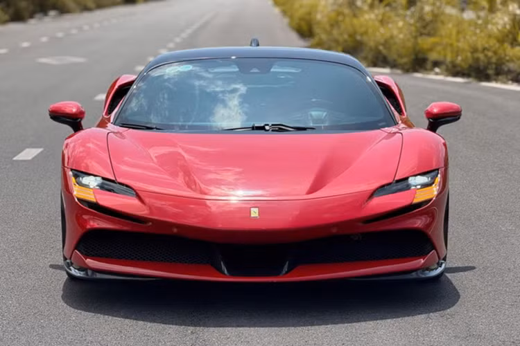 Ferrari SF90 Stradale tung cua chong cu Le Quyen tiep tuc rao ban-Hinh-3