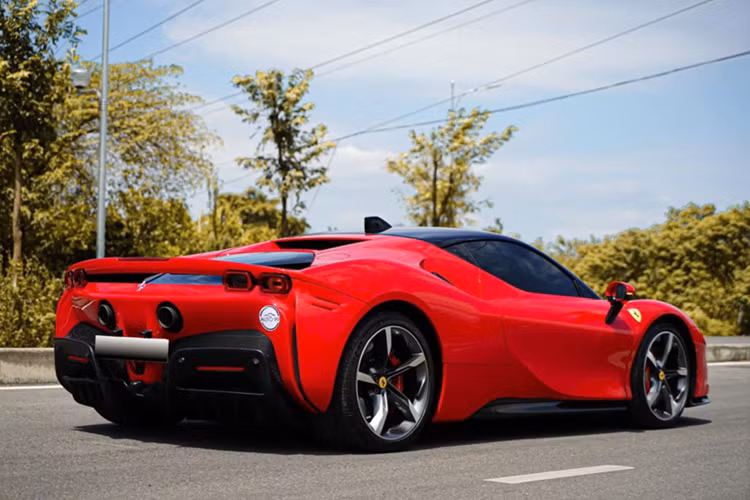 Ferrari SF90 Stradale tung cua chong cu Le Quyen tiep tuc rao ban-Hinh-7