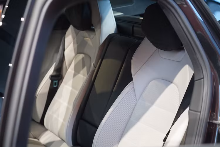 MC Thanh Thảo chi 80 triệu đồng "nhuộm hồng" Porsche Panamera - Hình 7 MC Thanh Thao chi 80 trieu dong