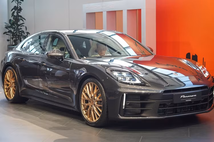 MC Thanh Thảo chi 80 triệu đồng "nhuộm hồng" Porsche Panamera - Hình 2 MC Thanh Thao chi 80 trieu dong