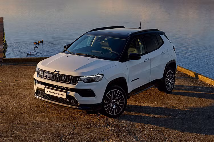 Jeep Compass 2026 lo dien, chung khung gam voi Peugeot 5008