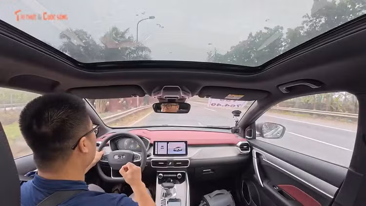 Geely Coolray - Kẻ thay đổi cuộc chơi phân khúc gầm cao cỡ nhỏ? - Hình 10 Geely Coolray - Ke thay doi cuoc choi phan khuc gam cao co nho?-Hinh-10