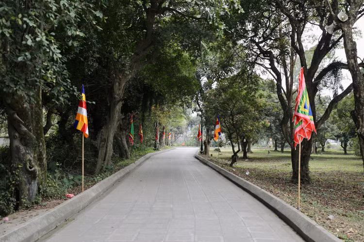 Ve Ha Nam ghe tham ngoi chua gan voi cau 