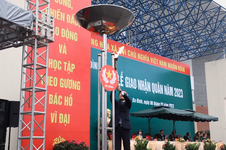 Bi thu Thanh uy Dinh Tien Dung dong vien tan binh len duong nhap ngu-Hinh-4