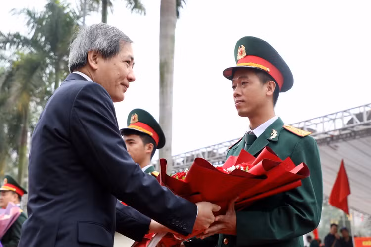 Bi thu Thanh uy Dinh Tien Dung dong vien tan binh len duong nhap ngu-Hinh-7