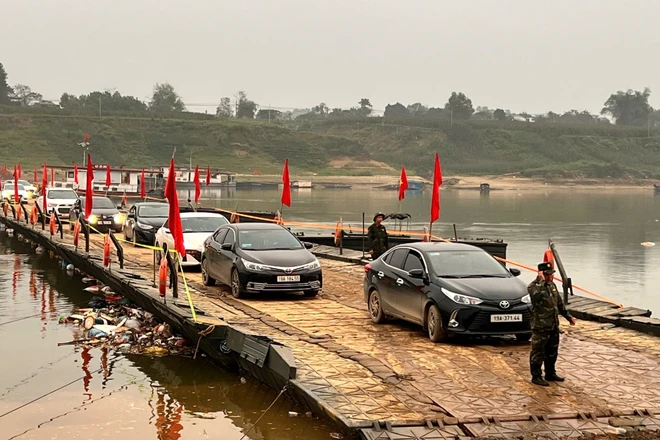 Lữ đoàn 249 tạm dừng cầu phao để lắp thêm đốt do nước Sông Lô dâng cao