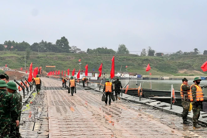 Thông cầu phao sông Lô sau khi lắp thêm đốt bảo đảm an toàn