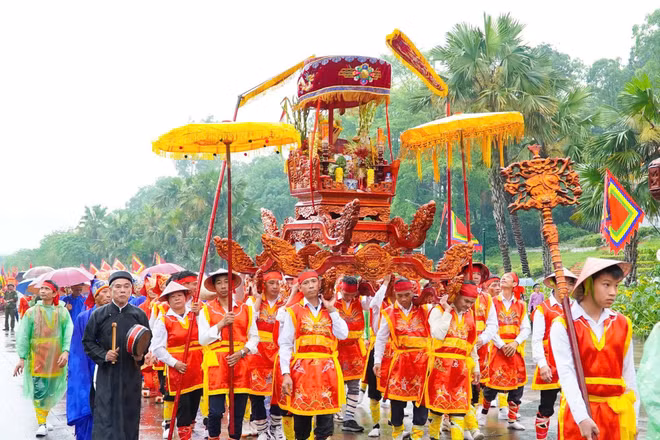 Lễ rước kiệu Đền Hùng thu hút đông đảo cộng đồng tham gia