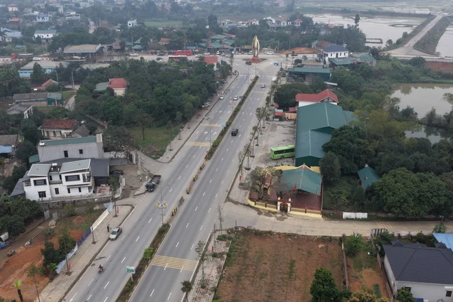 Tài xế lúng túng vì điểm quay đầu trên đường 6 làn ở Phú Thọ bị thu hẹp