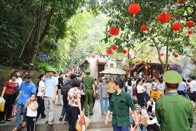 Biển người đổ về Đền Hùng trước ngày chính hội