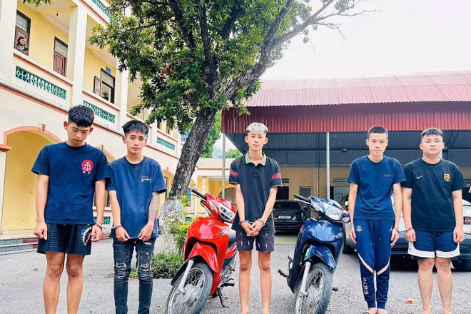 Mang kiếm, gậy tuýp bỏ chạy khi gặp tổ 191, 5 thanh thiếu niên bị bắt