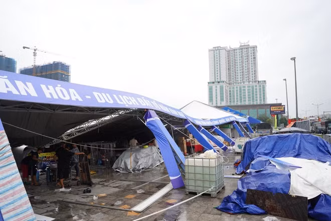 Mưa giông lúc rạng sáng quật đổ hàng chục gian hàng hội chợ Hùng Vương