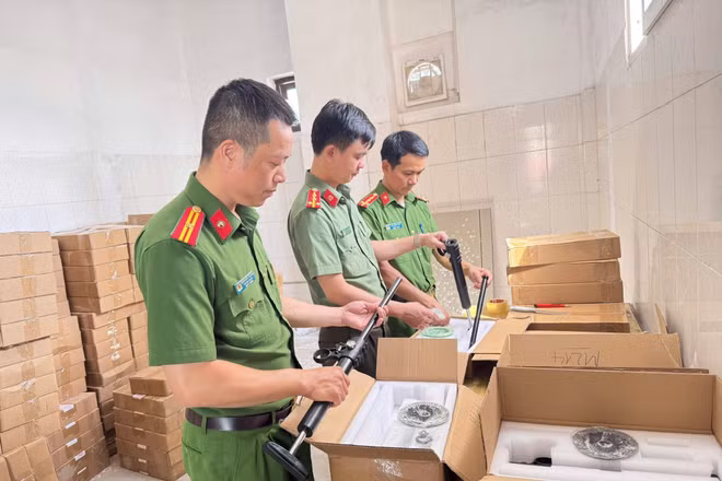 Khởi tố 5 bị can trong đường dây bán hàng trăm khẩu súng hơi tự chế