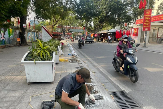 Rào chắn vỉa hè trả lại không gian cho người đi bộ ở phường Kim Liên, Hà Nội