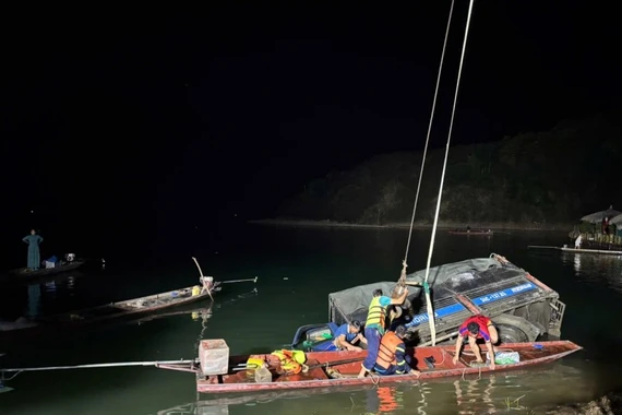 Xe tải chở cá rơi xuống hồ thủy điện Sơn La được cứu hộ thành công