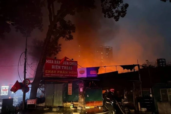 Hiện trường vụ cháy lớn tại chợ Xanh Hà Nội 