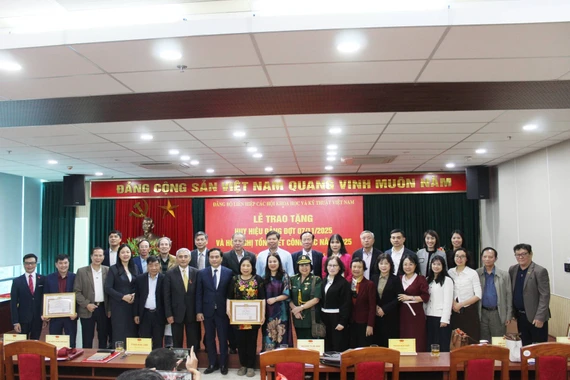 Đảng ủy VUSTA trao huy hiệu Đảng, tổng kết công tác năm 2025