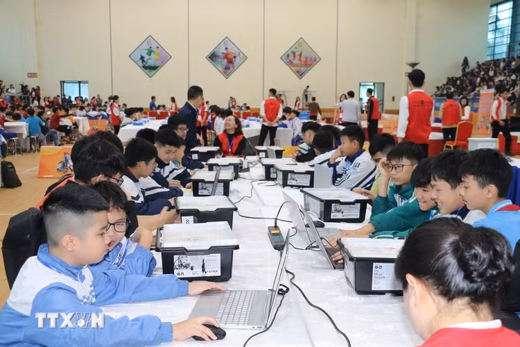 Nhiều trường học xây dựng các câu lạc bộ về thể thao, nghệ thuật, STEM (Khoa học, Công nghệ, Kỹ thuật và Toán học)... để học sinh được lựa chọn theo sở thích và khả năng. (Ảnh: Bích Huệ/ TTXVN)