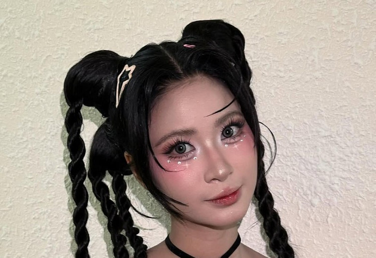 Khi công khai nhan sắc thật, cô nhanh chóng chứng minh mình không chỉ có tài năng mà còn cực kỳ xinh đẹp. quy-2.png