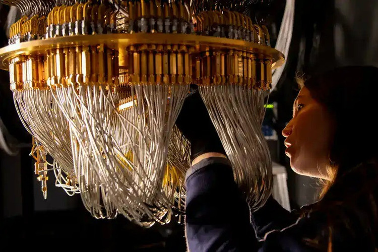 Google Quantum AI vừa công bố trên tạp chí Nature rằng máy tính lượng tử của họ đã hoàn thành thuật toán phức tạp chỉ trong 2,1 giờ. may-2.png