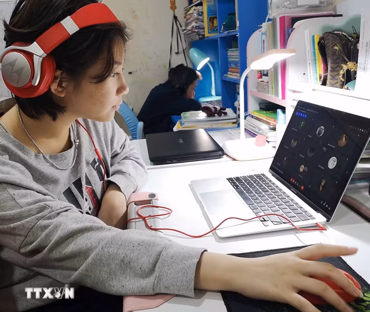 Học sinh Hà Nội học trực tuyến. (Ảnh: Thanh Tùng/TTXVN)