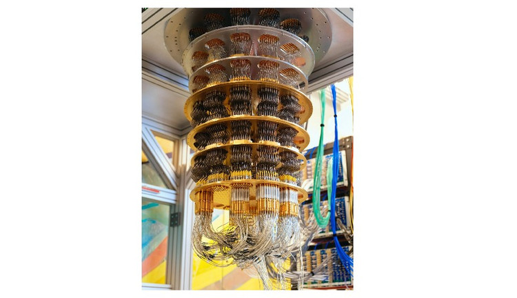 Trong khi đó, một siêu máy tính hàng đầu thế giới phải mất tới 3,2 năm để thực hiện cùng phép tính này. may-3.png