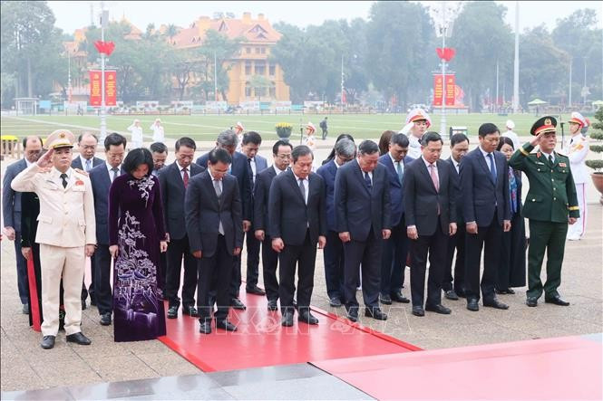 Thành ủy, Hội đồng nhân dân, Ủy ban nhân dân, Ủy ban Mặt trận Tổ quốc Việt Nam thành phố Hà Nội tưởng niệm Chủ tịch Hồ Chí Minh. Ảnh: An Đăng/TTXVN