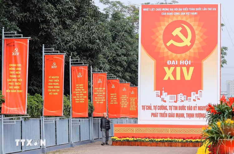 Pano, khẩu hiệu rực đỏ trên các tuyến phố chào mừng Đại hội đại biểu toàn quốc lần thứ XIV của Đảng. (Ảnh: Lê Đông/TTXVN)
