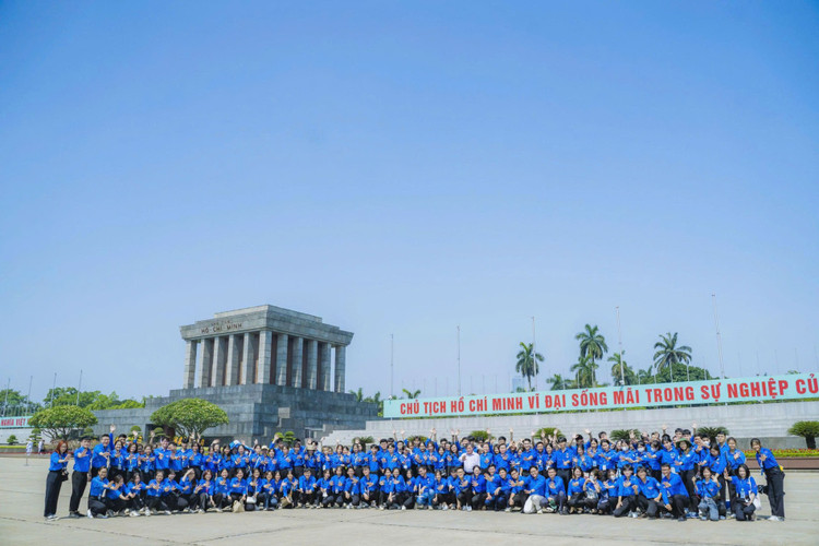 Tập thể Đoàn Thanh niên Liên hiệp Hội Việt Nam thăm lăng Bác nhân dịp kỷ niệm 133 năm ngày sinh Chủ tịch Hồ Chí Minh vĩ đại (19/5/1890 - 19/5/2023)