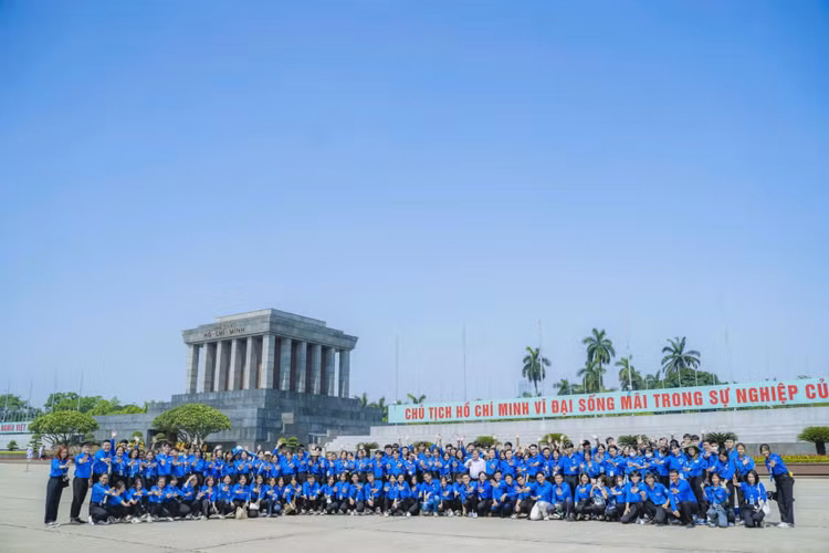 Tập thể Đoàn Thanh niên Liên hiệp Hội Việt Nam thăm lăng Bác nhân dịp kỷ niệm 133 năm ngày sinh Chủ tịch Hồ Chí Minh vĩ đại (19/5/1890 - 19/5/2023)