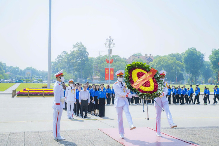 Đoàn viên Đoàn Thanh niên Liên hiệp Hội Việt Nam xếp hàng vào lăng viếng Chủ tịch Hồ Chí Minh