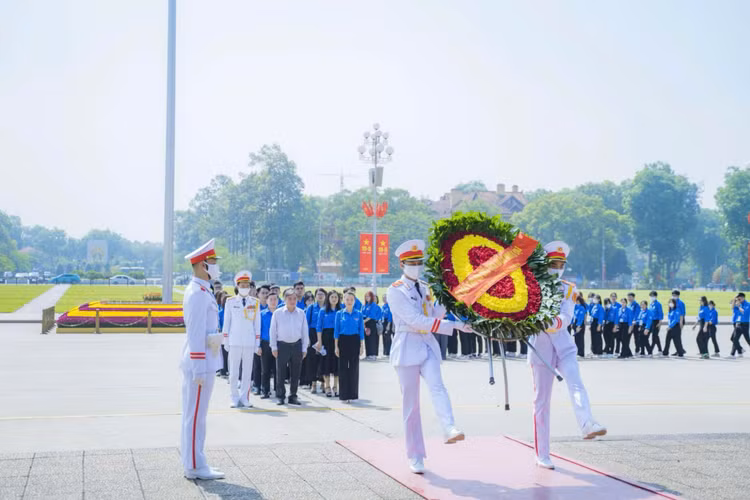 Đoàn viên Đoàn Thanh niên Liên hiệp Hội Việt Nam xếp hàng vào lăng viếng Chủ tịch Hồ Chí Minh