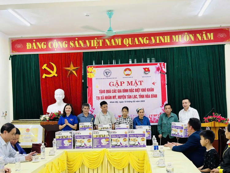 Tặng quà cho các gia đình đặc biệt khó khăn tại xã Nhân Mỹ, Tân Lạc, Hòa Bình