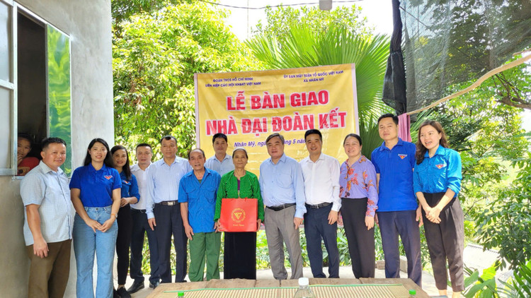 Đoàn Thanh niên Liên hiệp Hội Việt Nam trao nhà đại đoàn kết tại Hòa Bình