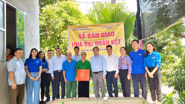 Đoàn Thanh niên Liên hiệp Hội Việt Nam trao nhà đại đoàn kết tại Hòa Bình