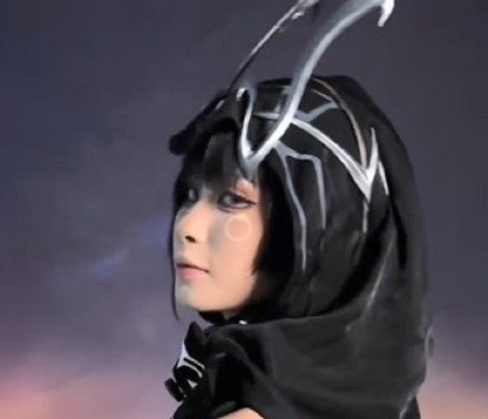 Mới đây, màn cosplay tướng Azzen’Ka trong Liên Quân Mobile giúp cô nàng gây bão toàn mạng xã hội. quy-3.png