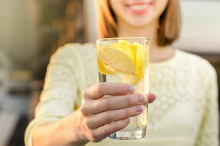 Có nên uống nước chanh khi vừa thức dậy?